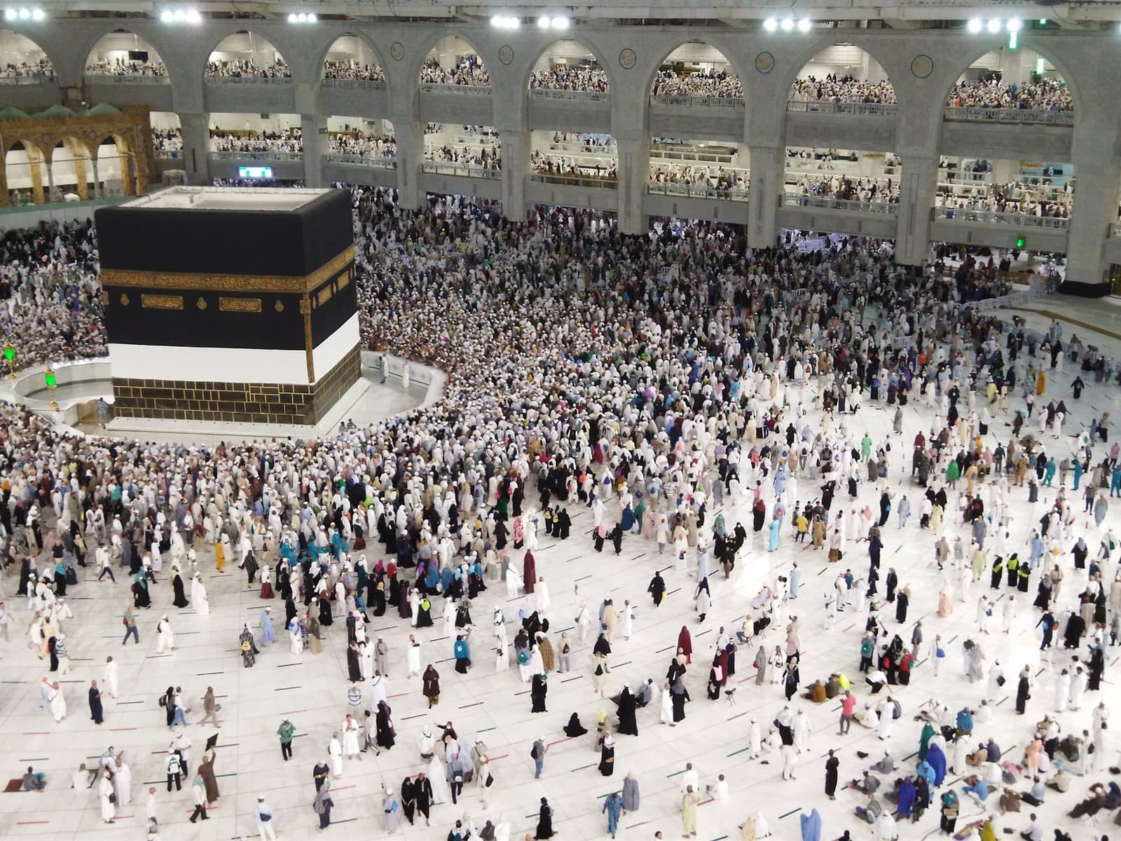 Ka'bah siang hari dari sudut tawaf