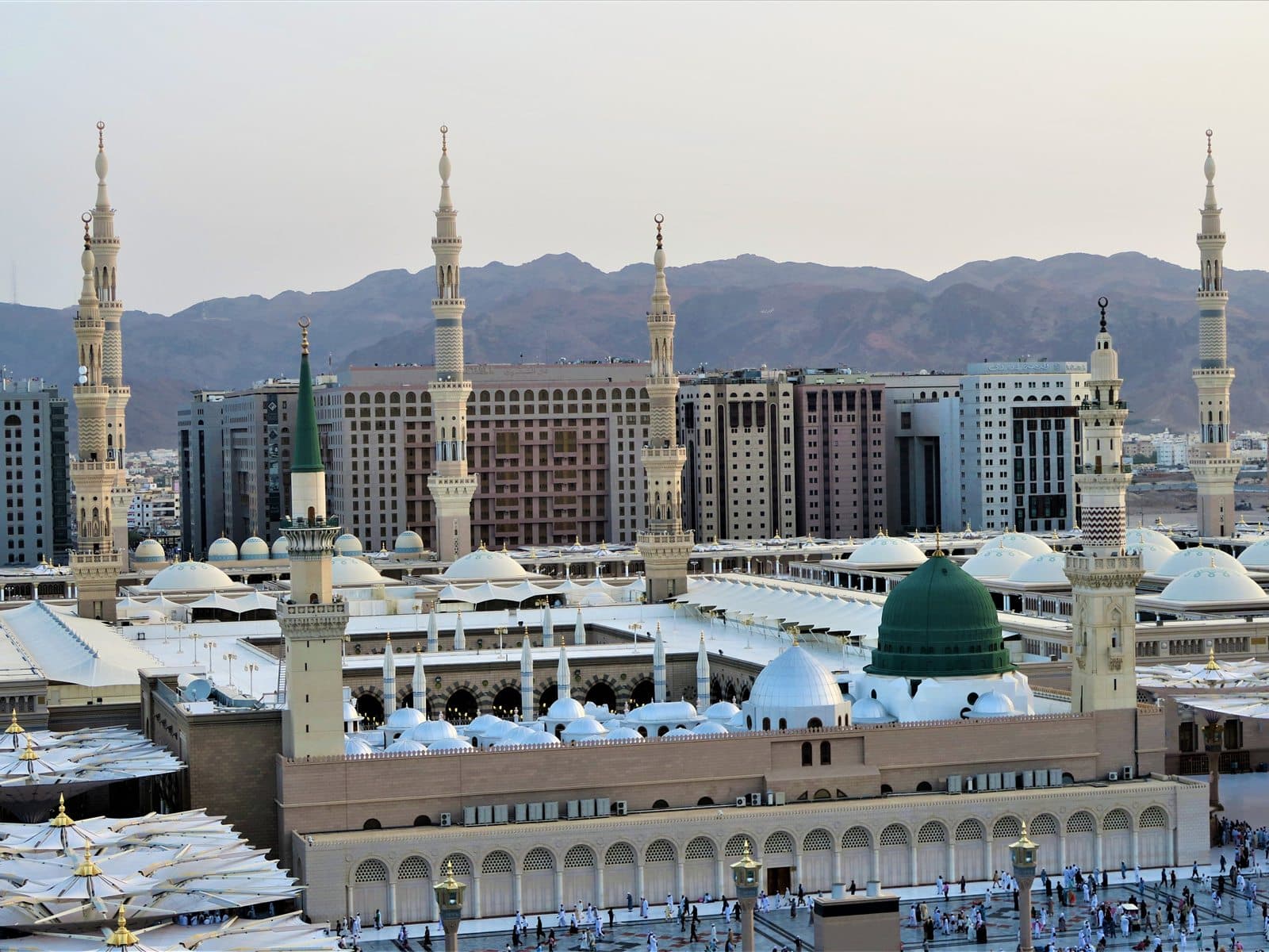 Masjid Nabawi saat senja dengan kubah hijau ikonik