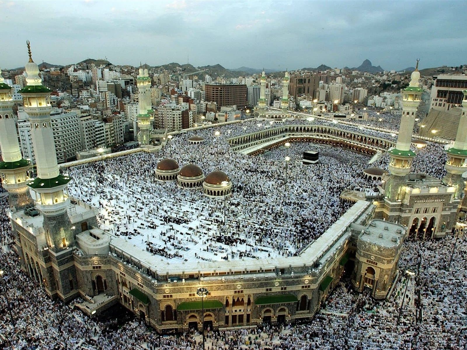 Masjidil Haram di malam hari dengan cahaya gemilang